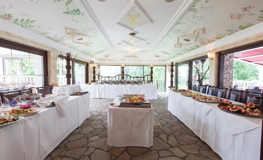 Das große Brunchbuffet im hellen Buffetraum der Eierschale
