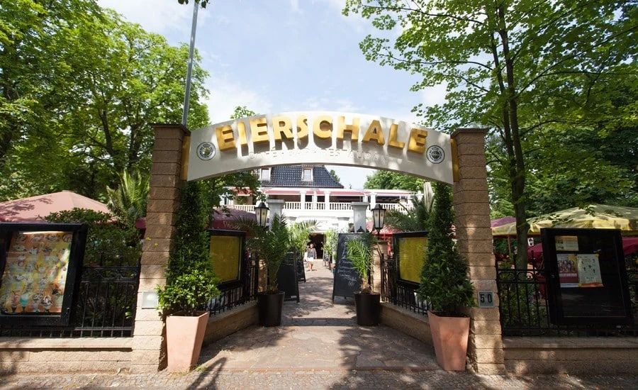 Das Eierschale-Eingangstor an der Podbielskiallee