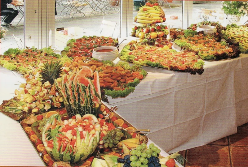 Historisches Brunchbuffet mit dekorierten Obst- und Speisenplatten im Hausflyer