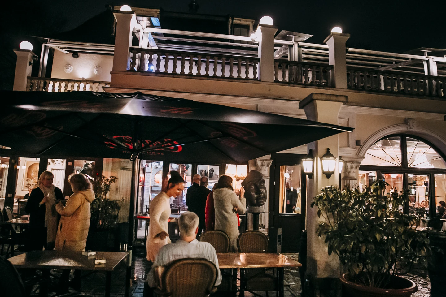 Die beleuchtete Terrasse der Eierschale am Abend