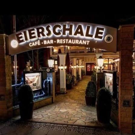Beleuchtetes Eierschale-Eingangstor bei Nacht