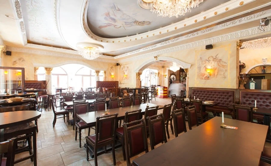 Festlicher Saal der Eierschale mit Stuckdecken und Kronleuchtern